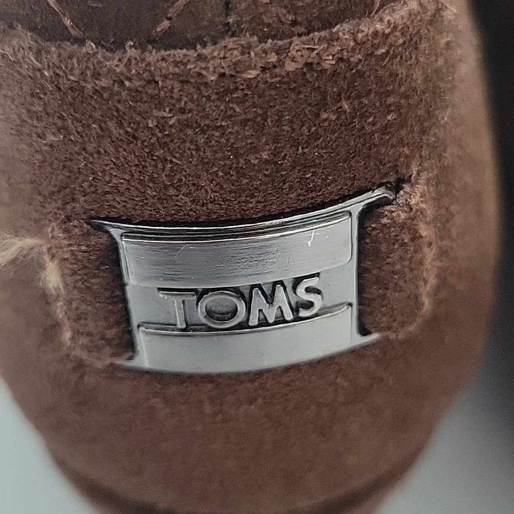 Toms elegant dark